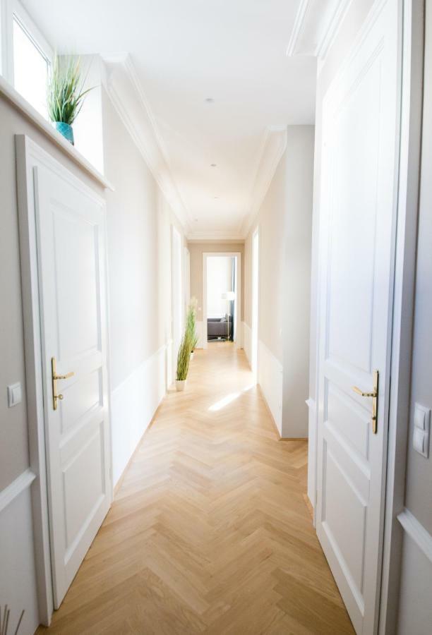 Studio Apartments Urania - Mai'S Apartments Відень Екстер'єр фото